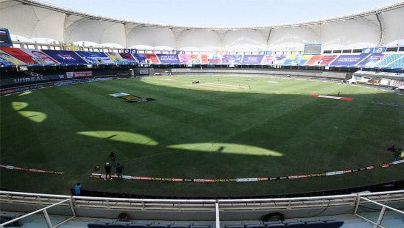 ये खिलाड़ी हुए संक्रमित
सोमवार को KKR के वरुण चक्रवर्ती और संदीप वॉरियर पॉजिटिव आए थे। साथ ही CSK के बॉलिंग कोच लक्ष्मीपति बालाजी और दो अन्य स्टाफ भी संक्रमित हुए थे। मंगलवार को सनराइजर्स हैदराबाद के रिद्धिमान साहा और दिल्ली कैपिटल्स के अमित मिश्रा की भी रिपोर्ट पॉजिटिव गई।