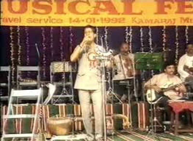 தெம்மாங்கு பாடகாராகவும், சிறந்த குணச்சித்திர நடிகராகவும் வலம் வந்த டிகேஎஸ் நடராஜன் உடல்நலக்குறைவு காரணமாக இன்று காலமானார்.