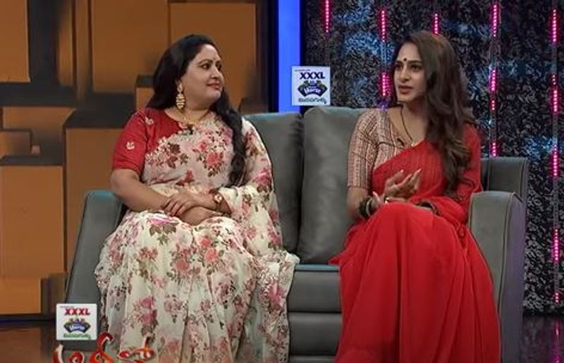 తాజాగా సురేఖ వాణి, నటి రజితతో కలిసి ఈటీవీలో కమెడీయన్ అలీ హోస్ట్ గా ప్రసారమయ్యే `అలీతో సరదాగా` కార్యక్రమంలో పాల్గొంది. ఇందులో తన క్రేజ్, ఫ్యామిలీ, సెకండ్ మ్యారేజ్పై స్పందించింది. బోల్డ్ కామెంట్ చేసింది. భర్తని గుర్తు చేసుకుని ఎమోషనల్ అయ్యింది.
