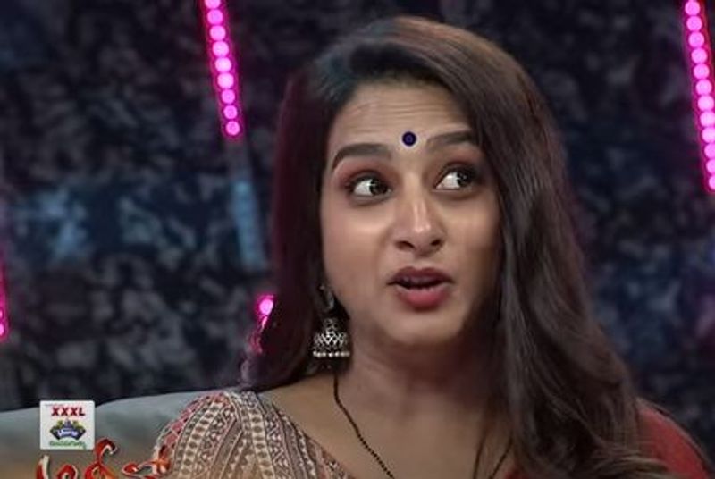తన కెరీర్ ప్రారంభమై 22ఏళ్లు అవుతుందని తెలిపింది. సీటీ కేబుల్లో కెరీర్ స్టార్ట్ అయ్యిందని, చిన్న చిన్న ప్రోగ్రామ్స్, ఇంటర్వ్యూలు, ఈటీవీలోకి వచ్చానని తెలిపింది.