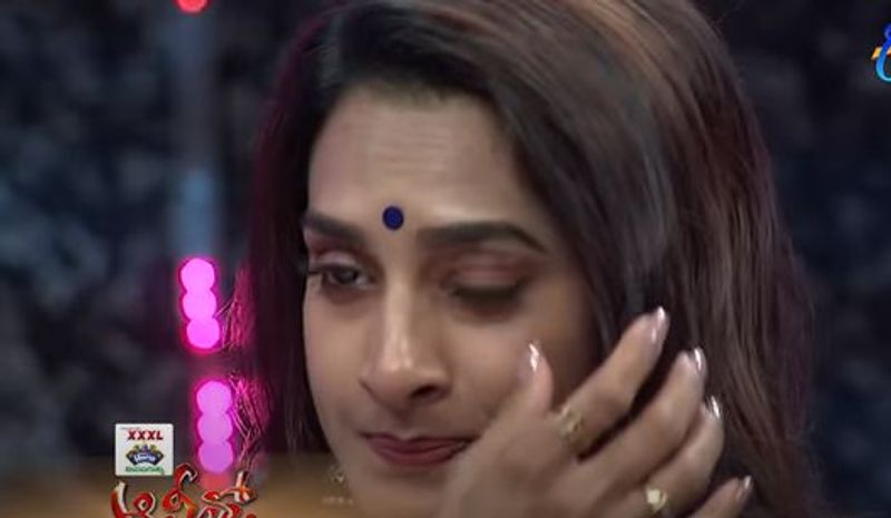 ఈ సందర్భంగా తన భర్త చనిపోయిన తీరుని గుర్తు చేసుకుంటూ కన్నీళ్లు పెట్టుకుంది. అకస్మాత్తుగా తుదిశ్వాస విడిచారని చెబుతూ ఎమోషనల్ అయ్యింది. ఒక్కసారిగా షోని గుంబనంగా మార్చేసింది.