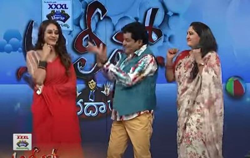 రెండో పెళ్లికి సంబంధించి వచ్చిన వార్తలపై ఆమె స్పందిస్తూ, వాడెవరో మీరే చెప్పండి, చూస్తే కొంచెం డబ్బులున్న వాళ్లని చూడమని చెప్పానని తెలిపింది. డబ్బున్నవాడు కావాలా? డబ్బున్న వాడు కావాలా? అన్న దానికి స్పందిస్తూ, మనసు ఏం చేస్తదండీ, మనసుతో పనులు జరగవని అర్థమైపోయిందని చెప్పింది. దీంతో మీ వెనకాల పెద్ద స్టోరీ ఉందని అలీ అడగడంతో కచ్చితంగా ఉందని చెప్పింది. లవ్వేమో అన్న ప్రశ్నకి వేలు చూపించింది సురేఖ.