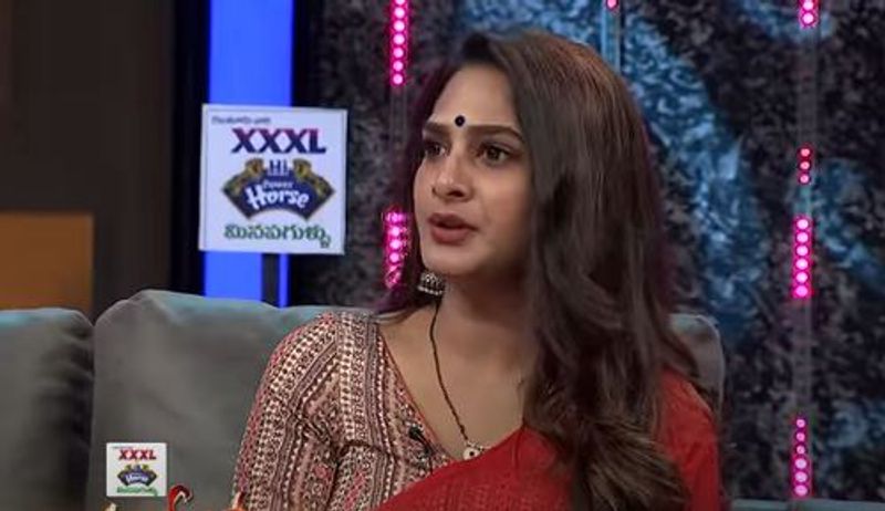పెళ్లికాకముందు మిథున్ చక్రవర్తితోనూ, జాకీ ఛాన్తోనూ నటించానని చెప్పింది సురేఖ. మిథున్ చక్రవర్తితో ఓ ఫోటో చూపిస్తూ సెటైర్లు వేసింది.