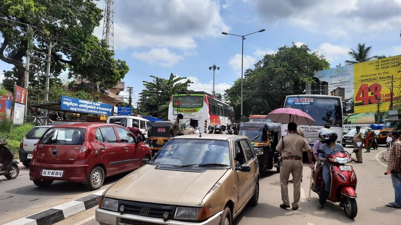 ഇന്നലെ മാത്രം സംസ്ഥാനത്ത് 37,190 പേര്ക്ക് കോവിഡ്-19 സ്ഥിരീകരിച്ചു. 3,56,872 പേര് ഇപ്പോഴും ചികിത്സയിലാണ്. കഴിഞ്ഞ 24 മണിക്കൂറിനിടെ 1,42,588 സാമ്പിളുകളാണ് പരിശോധിച്ചത്. പുതുതായി 15 ഹോട്ട് സ്പോട്ടുകള് പ്രഖ്യാപിച്ചു. ഇതോടെ സംസ്ഥാനത്ത് 699 ഹോട്ട് സ്പോര്ട്ടുകളാണ് ഉള്ളത്. സംസ്ഥാനത്തെ ടെസ്റ്റ് പോസിറ്റിവിറ്റി നിരക്ക് 26.08 ആണ്.