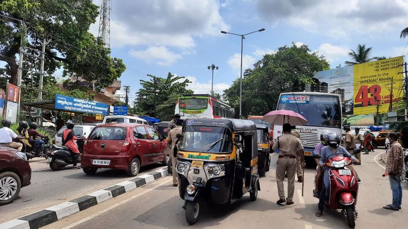 കൊവിഡ് വ്യാപനം ശക്തമാകുമ്പോഴും സംസ്ഥാനം സമ്പൂര്ണ്ണ ലോക്ഡൌണിലേക്ക് പോകില്ലെന്ന് നിയുക്ത മുഖ്യമന്ത്രി പിണറായി വിജയന് പറഞ്ഞിരുന്നു. എന്നാല് അവശ്യ സര്വ്വീസുകളെ അനുവദിച്ച് കൊണ്ട് സംസ്ഥാനത്ത് കര്ശന നിയന്ത്രണങ്ങള് എര്പ്പെടുത്തും.