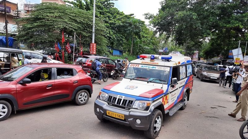 നിയന്ത്രണങ്ങളുടെ ഭാഗമായുള്ള വാഹന പരിശോധനയാണ് ഇപ്പോള് നടക്കുന്നത്. എന്നാല്, കൂലിപ്പണിക്കാരെയുംവീട്ടുജോലിക്കാരെയുംതടയരുതെന്ന്പൊലീസിന് നിർദേശം നൽകിയതായി പിണറായി വിജയൻ പറഞ്ഞു.