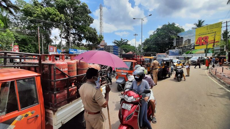 വൻകിട നിർമാണ പ്രവർത്തനങ്ങൾ നടക്കുന്ന സ്ഥലങ്ങളിൽ ജോലിക്കാർക്ക് സമീപ പ്രദേശത്ത് തന്നെ താമസസൗകര്യം ഒരുക്കേണ്ട ചുമതല ഉടമസ്ഥർക്ക് ഉണ്ട്.ഇത്തരം സ്ഥലങ്ങളിൽ ജോലി ചെയ്യുന്നവരുടെ യാത്ര ഒഴിവാക്കാനാണ് ഇതെന്നും താമസസൗകര്യം ഒരുക്കാൻ കഴിയില്ലെങ്കിൽ ജോലിക്കാർക്ക് യാത്ര ചെയ്യാനായി വാഹന സൗകര്യം ഏർപ്പെടുത്തണമെന്നും പിണറായി വിജയന് പറഞ്ഞു.