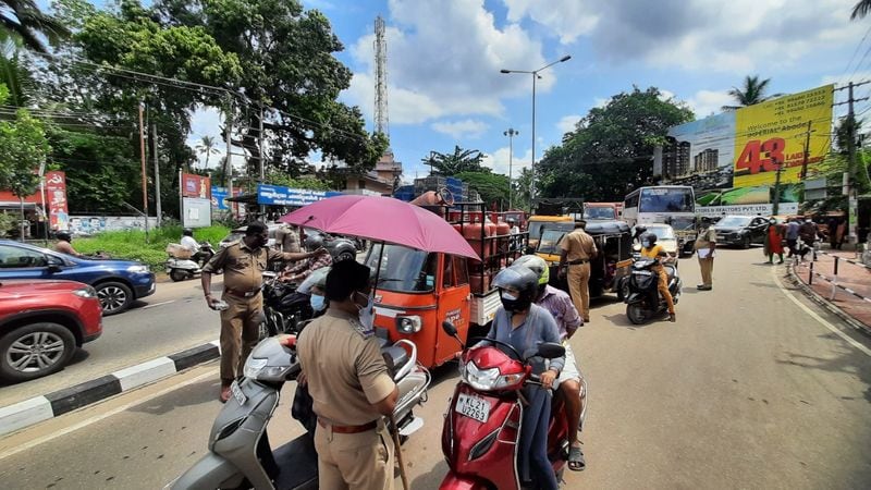 ഗ്രാമപ്രദേശങ്ങളില് നിന്നും നഗരങ്ങളിലേക്കെത്തുന്ന വാഹനങ്ങള് തടഞ്ഞ് കാര്യങ്ങള് അന്വേഷിച്ച്, ബോധ്യപ്പെട്ടാല് മാത്രമേ പൊലീസിന് വാഹനങ്ങള് നഗരങ്ങളിലേക്ക് കടത്തിവിടുന്നൊള്ളൂ. അവശ്യ സര്വ്വീസുകള്ക്ക് പരിശോധനയില്ലതെ കടന്ന് വരാം.