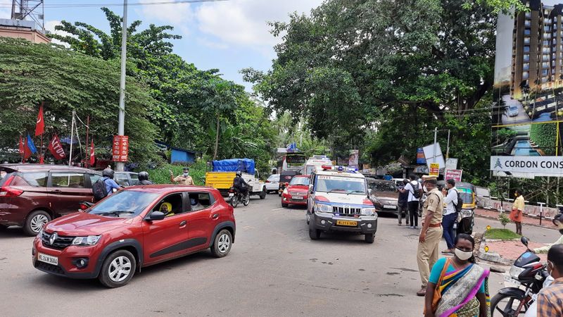 എന്നാല്, എല്ലാ വാഹനങ്ങളും നിര്ത്തി പരിശോധന നടത്തുന്നതിനാല് ഒന്നും രണ്ടും മണിക്കൂറോളം വാഹനങ്ങള് റോഡില് കിടക്കേണ്ട അവസ്ഥയിലാണ്.