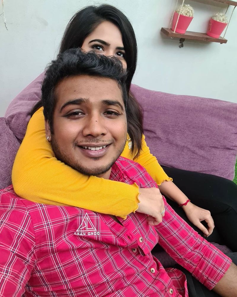 బిగ్బాస్3లో రాహుల్ సిప్లిగంజ్, పునర్నవిల మధ్య కెమిస్ట్రీ బాగా వర్కౌట్ అయ్యింది. వీరిద్దరు ప్రేమలో ఉన్నారని ప్రచారం జరిగింది. అందుకు తగ్గట్టే బయట ఈవెంట్లలో,పార్టీల్లో కలిసి సందడి చేశారు. తామిద్దరం ప్రేమలో ఉన్నామనే విషయాన్ని పరోక్షంగా తెలుపుతూ వస్తున్నారు.