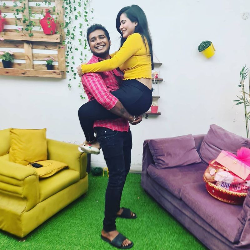 తాజాగా ఆషురెడ్డితో తనకున్న అనుబంధం, సంబంధంపై మరింతగా ఓపెన్ అయ్యాడు రాహుల్. ఓ ఇంటర్వూలో ఆయన స్పందిస్తూ, ఆషురెడ్డి తనకు చాలా స్పెషల్ అని చెప్పాడు. తన తనపై చాలా కేరింగ్ చూపిస్తుందని పేర్కొన్నాడు. తను బెస్ట్ ఫ్రెండ్ అని తెలిపారు.