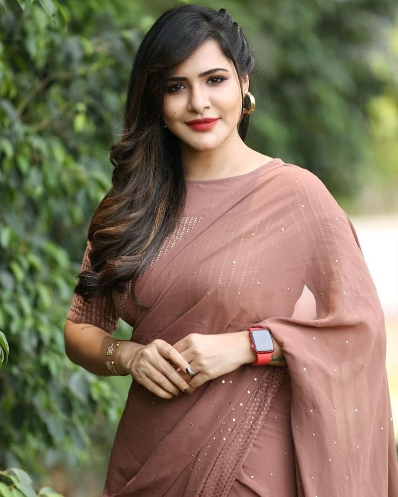 ఆ మధ్య ఓ సారి డబ్బులు అవసరమైతే పదివేల రూపాయాలు అడగ్గానే పంపించిందని, వేరే వాళ్ల వద్ద అంత ఫ్రీగా అడగలేనని పేర్కొంది. తనకు ఆమె అంత క్లోజ్ అని చెప్పుకొచ్చాడు. దీంతో ఈ ఇంటర్వ్యూ వైరల్గా మారింది.