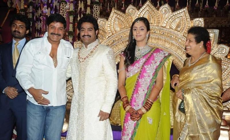 రియల్ స్టార్ శ్రీహరి. వెనకాల కళ్యాణ్ రామ్.