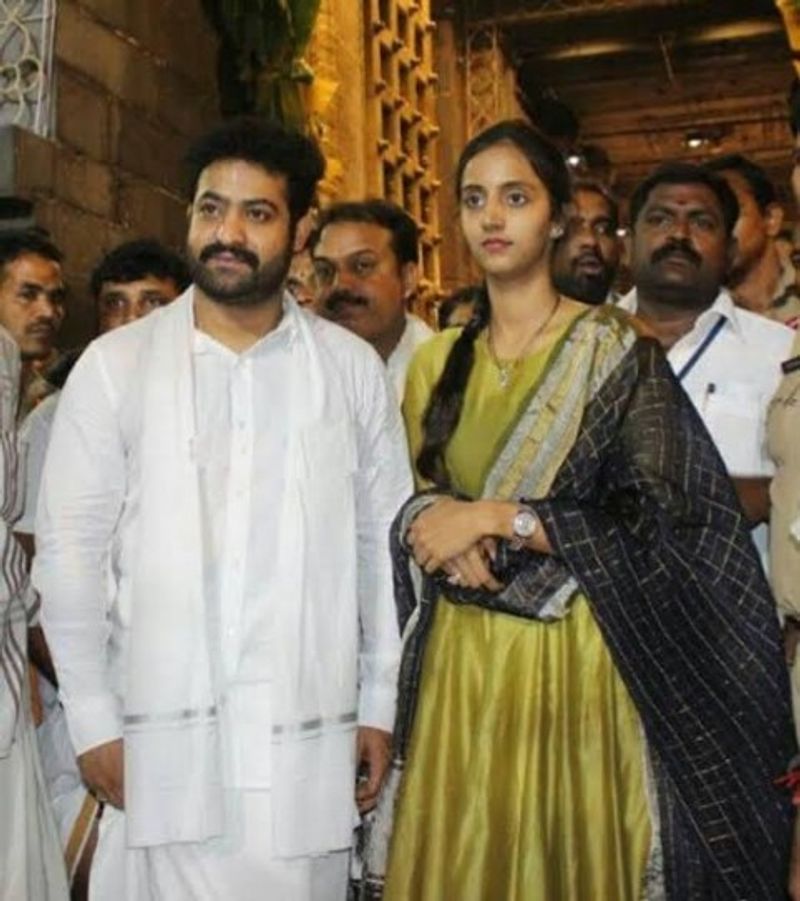 ఓ టెంపుట్లో ఎన్టీఆర్, ప్రణతి.