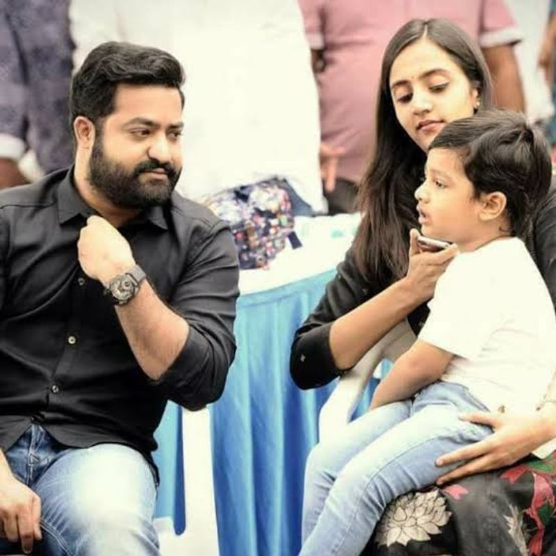 `అరవింద సమేత` చిత్ర ఓపెనింగ్లో భార్య, కుమారుడితో ఎన్టీఆర్.