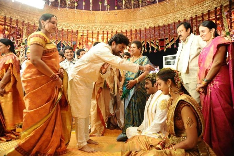 తమ్ముడిని ఆశీర్వదిస్తున్న అన్న కళ్యాణ్ రామ్.