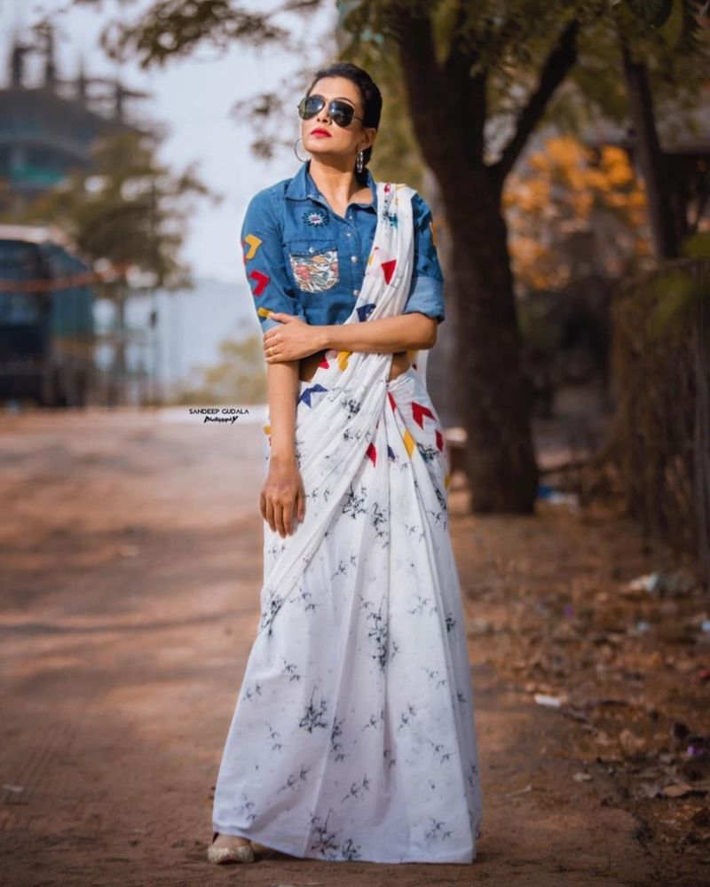 ప్రియమణి `ఢీ` డాన్స్ ఛాంపియన్స్ షో కోసం స్టయిలీష్గా రెడీ అయ్యింది. డిఫరెంట్ డ్రెస్సింగ్స్ తో కేకపెట్టిస్తుంది. పై జీన్స్ షర్ట్, కింద శారీలో హోయలు పోయింది.