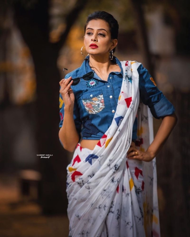 అంతేకాదు బ్లాక్ కూలింగ్ గ్లాసెస్ పెట్టుకుని స్టయిల్లో స్టార్ హీరోలకే ఝలక్ ఇస్తుంది. ఈ అమ్మడిని ఇలా చూసి అభిమానులు ఫిదా అవుతున్నారు. అంతగా డిఫరెంట్ స్టయిల్లో కేక పెట్టిస్తుంది ప్రియమణి.