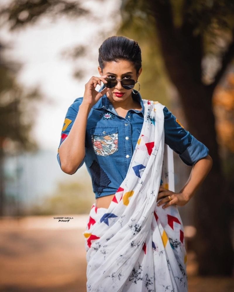 బుధవారం రాత్రి ఢీ డాన్స్ షో ప్రసారం కానున్న నేపథ్యంలో ఈ షోలో ప్రియమణి జడ్జ్ గా వ్యవహరిస్తున్న విషయం తెలిసిందే. దీనికోసం ఆమె ఇలా ట్రెండీగా ముస్తాబై పోజులిచ్చింది.