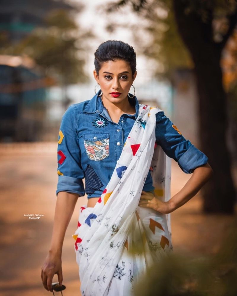 ఆయా ఫోటోలను అభిమానులతో పంచుకుంది. ప్రస్తుతం అవి సోషల్ మీడియాలో చక్కర్లు కొడుతున్నాయి. నెటిజన్లకి కిర్రాక్ పుట్టిస్తున్నాయి.