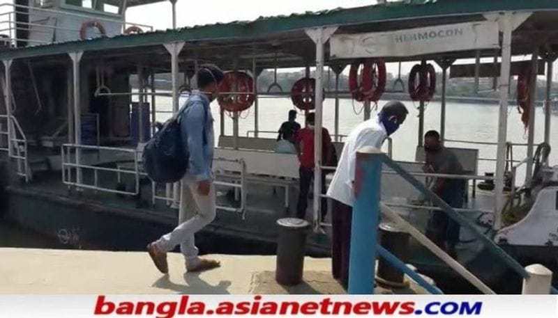 লোকাল ট্রেন বন্ধ হওয়ায় সেখানেও হাতেগোনা কয়েকজন মানুষ যাতায়াত করছেন। যাত্রী সংখ্যা কমে যাওয়ার কারণে সভাবত ক্ষতির মুখে পড়তে হচ্ছে দুই সংস্থাকে ।