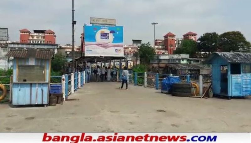 লোকাল ট্রেন বন্ধ থাকায় ফাঁকা হাওড়া স্টেশন চত্বর ও লঞ্চঘাট।মূলত লোকাল ট্রেনের যাত্রীদের উপর নির্ভর করে চলত হাওড়ার ফেরি পরিবহন ।