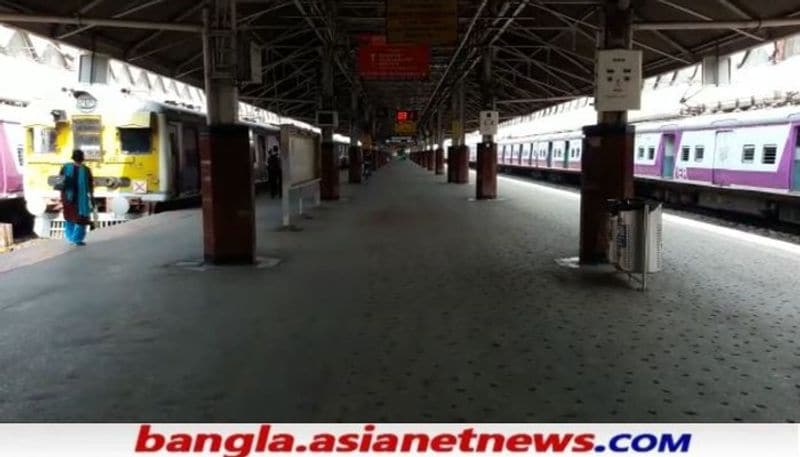 যার কারণে শুনশান হাওড়া স্টেশন চত্বর, জনমানুষ নেই বললেই চলে । স্টেশনে প্রবেশ ও বাহিরের জন্য নির্দিষ্ট করা হয়েছে গেট ।