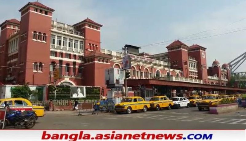 তবে দূরপাল্লার ট্রেন চলছে এখনও। ট্রেনে উঠার ৭২ ঘণ্টার মধ্যে যাত্রীদের কোভিড পরীক্ষার রিপোর্ট দেখাতে হবে ট্রেনে ওঠার আগে। তবে গত বারের মতো এবারেও রেল কর্মীদের জন্য বিশেষ ট্রেন চালাচ্ছে ভারতীয় রেল ।