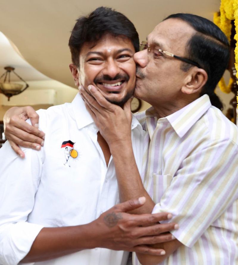 முதன் முறையாக எம்.எல்.ஏ.வாக பதவியேற்க உள்ள உதயநிதி ஸ்டாலினுக்கு எதிர்பாராத விதமாக அன்பாக முத்தம் கொடுத்து சித்தப்பா தன்னுடைய மகிழ்ச்சியை வெளிப்படுத்தியுள்ளார். சித்தப்பா கொடுத்த இன்ப அதிர்ச்சியை உதயநிதி ஸ்டாலின் தன்னுடைய ட்விட்டர் பக்கத்தில் பதிவிட்டுள்ளார். 