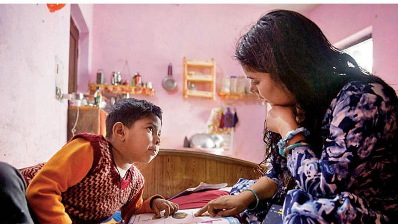 పిల్లల సంరక్షణలో ఎక్కువ సమయంస్కూల్స్ మూసివేయడం వల్ల పిల్లల సంరక్షణపై కూడా మహిళలపై ఒత్తిడి పెరిగింది. గత సంవత్సరం వారానికి 26 గంటలతో పోలిస్తే మహిళలు ఇప్పుడు పిల్లల సంరక్షణలో వారానికి 31 గంటలు గడుపుతున్నారు. అంటే ఉద్యోగం చేసే మహిళలు ఇప్పుడు గత సంవత్సరం కంటే పిల్లలను చూసుకోవటానికి ఎక్కువ సమయం గడుపుతున్నారు.