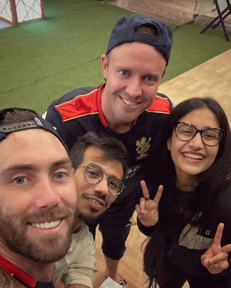 ಇದರಲ್ಲಿ ಆಕೆ ಪತಿ ಚಹಲ್, ಎಬಿ ಡಿವಿಲಿಯರ್ಸ್ ಮತ್ತು ಗ್ಲೆನ್ ಮ್ಯಾಕ್ಸ್ವೆಲ್ ಅವರೊಂದಿಗೆ ಕಾಣಿಸಿಕೊಂಡಿದ್ದಾರೆ.