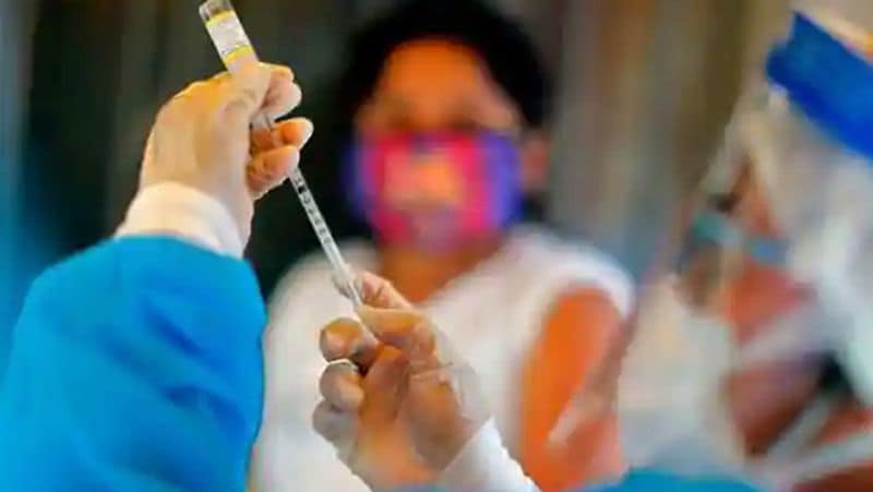 மேலும் பிரபலங்கள் பலர், இதுபோல் தடுப்பூசி போட்டு கொள்ளும் புகைப்படத்தை வெளியிட்டு, எவ்வித அச்சமும் இன்றி தடுப்பூசி போட்டு கொள்ள பொதுமக்கள் முன்வரவேண்டும் என தெரிவித்துள்ளனர்.