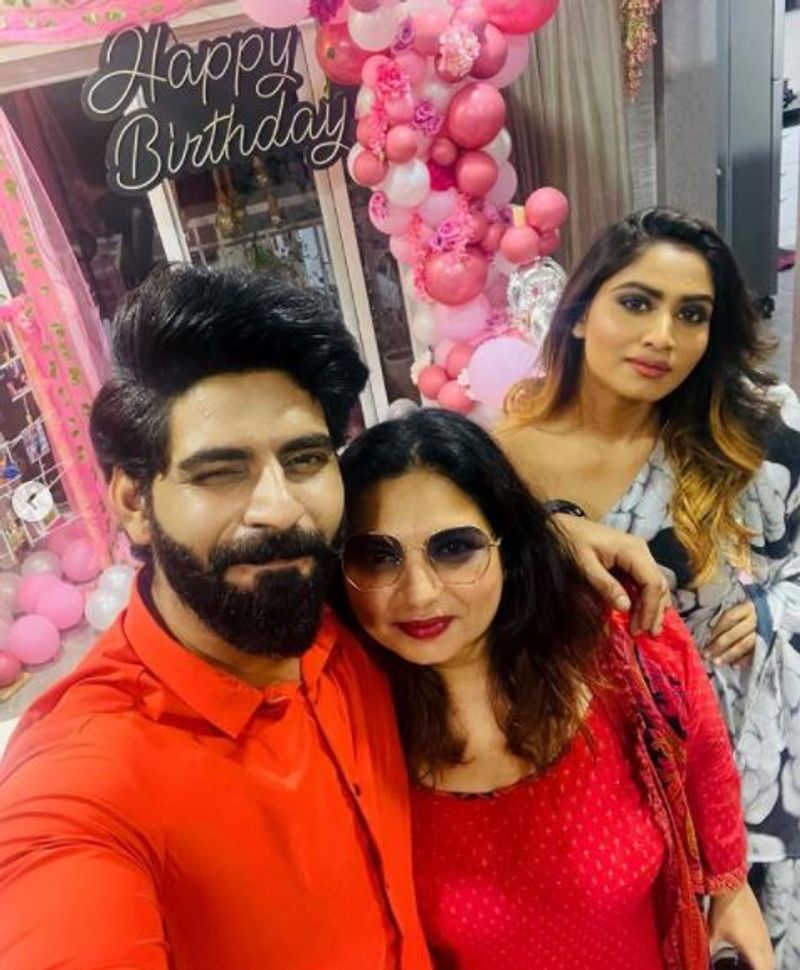 இந்நிலையில் நேற்று ஷிவானி தன்னுடைய 20 ஆவது பிறந்தநாளை கொண்டாடியுள்ளார். இவரது பிறந்தநாள் கொண்டாட்டத்தில், பாலாஜி கலந்து கொண்டு அவருக்கு கேக் ஊட்டிவிட்ட புகைப்படத்தை இன்ஸ்டாகிராம் பக்கத்தில் பகிர்ந்துள்ளார்.