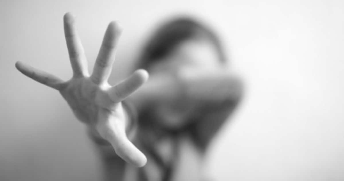 இளம்பெண்ணை வதைத்த வார்டன்... அய்யோ பாவம் இப்படியொரு கொடுமையா..? அதிர வைக்கும் வீடியோ..!