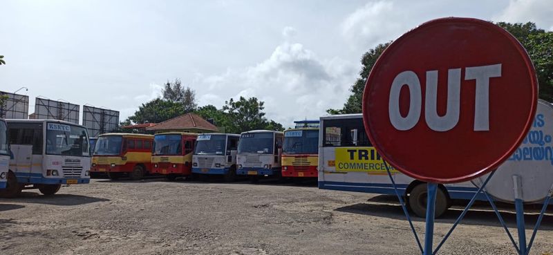 പ്രവർത്തന സമയവും മറ്റ് നിർദ്ദേശങ്ങളും സംബന്ധിച്ച മാർഗ നിർദ്ദേശങ്ങൾ ഇന്ന് വൈകീട്ടോടെ സർക്കാർ പുറത്തിറക്കും. സംസ്ഥാനത്ത് കൊവിഡ് പ്രതിദിന കണക്ക് ഇന്നലെ നാൽപ്പതിനായിരം കടന്നിരുന്നു. അതീവ ഗുരുതര സാഹചര്യമെന്നും നിയന്ത്രണങ്ങൾ കൂടുതൽ ഏര്പ്പെടുത്തേണ്ടിവരുമെന്നും മുഖ്യമന്ത്രി ഇന്നലെ തന്നെ വ്യക്തമാക്കിയിരുന്നതാണ്.