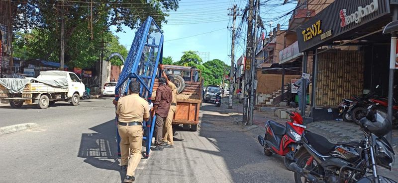 എറണാകുളം ജില്ലയില് സര്ക്കാര് സ്വകാര്യ മേഖലയിലായി 364 ഐസിയു കിടക്കകളിൽ രോഗികൾ ഉണ്ട്. കോഴിക്കോട്, കോട്ടയം, പാലക്കാട്, തൃശൂര്, മലപ്പുറം, കൊല്ലം ജില്ലകളിലും സ്ഥതി സങ്കീര്ണമാണെന്നാണ് റിപ്പോര്ട്ട്.