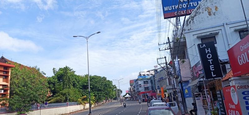 40,000 ന് മുകളലില് പ്രതിദിന രോഗികളുടെ എണ്ണം ഇനിയും കുതിച്ചാൽ രോഗം തീവ്രമാകുന്നവരുടെ എണ്ണവും മരണവും കൂടും. മരണ നിരക്ക് കുറയ്ക്കാൻ തീവ്രപരിചരണം വേണമെങ്കിലും അത് കയ്യിലൊതുങ്ങാത്ത സ്ഥിതിയില് സിഎഫ്എല്ടിസികളിലടക്കം കൂടുതല് ഓക്സിജൻ കിടക്കകള് ഒരുക്കുക മാത്രമാണ് സര്ക്കാരിപ്പോൾ ചെയ്യുന്നത്.