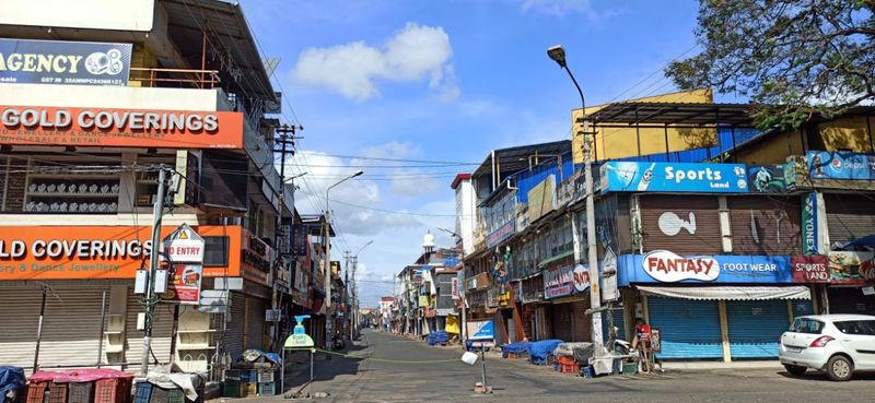 ഒന്നാം തരംഗത്തിന് ശേഷം കിട്ടിയ സമയത്ത് തീവ്രമായ രണ്ടാം തരംഗത്തെ പ്രതീക്ഷിക്കാത്തതും ആരോഗ്യ സംവിങ്ങങ്ങള് സജ്ജമാക്കാത്തതും ഇത്തവണ തിരിച്ചടിയായെന്ന വിലയിരുത്തലുമുണ്ട്.ശ്മശാനങ്ങളിൽ സംസ്കാരത്തിന് വേണ്ടി സമയം കാത്തിരിക്കണമെന്ന റിപ്പോര്ട്ടുകളാണ് തുടര്ന്ന് വന്നുകൊണ്ടിരുന്നത്.
