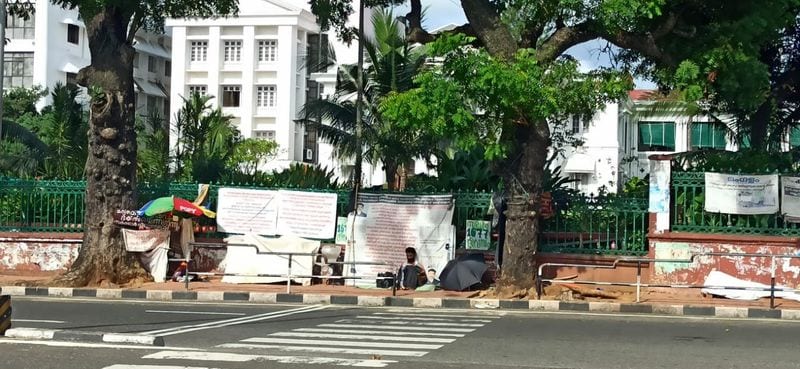 വരും ദിവസങ്ങളിൽ സ്വകാര്യ ആശുപത്രികളിലെ നിശ്ചിത ശതമാനം ചികിത്സ സൗകര്യങ്ങൾ സർക്കാർ നേരിട്ട് ഏറ്റെടുക്കുമെന്നാണ് വിവരം. കൊച്ചി നഗരത്തിലെ ഉൾപ്പടെ വലിയ ഹോട്ടലുകളും, കെട്ടിടങ്ങളും ആശുപത്രികളാക്കി മാറ്റാനുള്ള ശ്രമങ്ങൾ ജില്ല ഭരണകൂടവും തുടങ്ങി. ശക്തമായ നിയന്ത്രണം മാത്രമാണ് രോഗവ്യാപനം തടയുന്നതിനുള്ള ഏക പ്രതിവിധി. രാജ്യത്തിന് ആവശ്യമായ ഓക്സിജനും വെന്റിലേഷനുകളും വാക്സിനും അമേരിക്ക, ജര്മ്മനി, ഓസ്ട്രേലിയ തുടങ്ങിയ രാജ്യങ്ങളില് നിന്ന് എത്തിത്തുടങ്ങിയെന്ന് ശുഭകരമായ മറ്റൊരു വാര്ത്തയും ഒപ്പമുണ്ട്. അവശ്യമായ ഓക്സിജനും വെന്റിലേഷനുകളും സംസ്ഥാനത്തേക്ക് എത്തി ചേര്ന്നാലും വായുവിലൂടെ പരക്കുന്ന രോഗാണുവിനെ ചെറുക്കാന് സാമൂഹിക അകലവും മാസ്കും സാനിറ്റൈസറും നമ്മള് ശീലമാക്കേണ്ടതുണ്ട്. " കൊവിഡ് മഹാമാരിയുടെ രണ്ടാംവരവിന്റെ ഈ കാലത്ത്, എല്ലാവരും മാസ്ക് ധരിച്ചും സാനിറ്റൈസ് ചെയ്തും സാമൂഹ്യ അകലം പാലിച്ചും വാക്സിന് എടുത്തും പ്രതിരോധത്തിന് തയ്യാറാവണമെന്ന് ഏഷ്യാനെറ്റ് ന്യൂസ് അഭ്യര്ത്ഥിക്കുന്നു. ഒന്നിച്ച് നിന്നാല് നമുക്കീ മഹാമാരിയെ തോല്പ്പിക്കാനാവും." #BreakTheChain #ANCares #IndiaFightsCorona