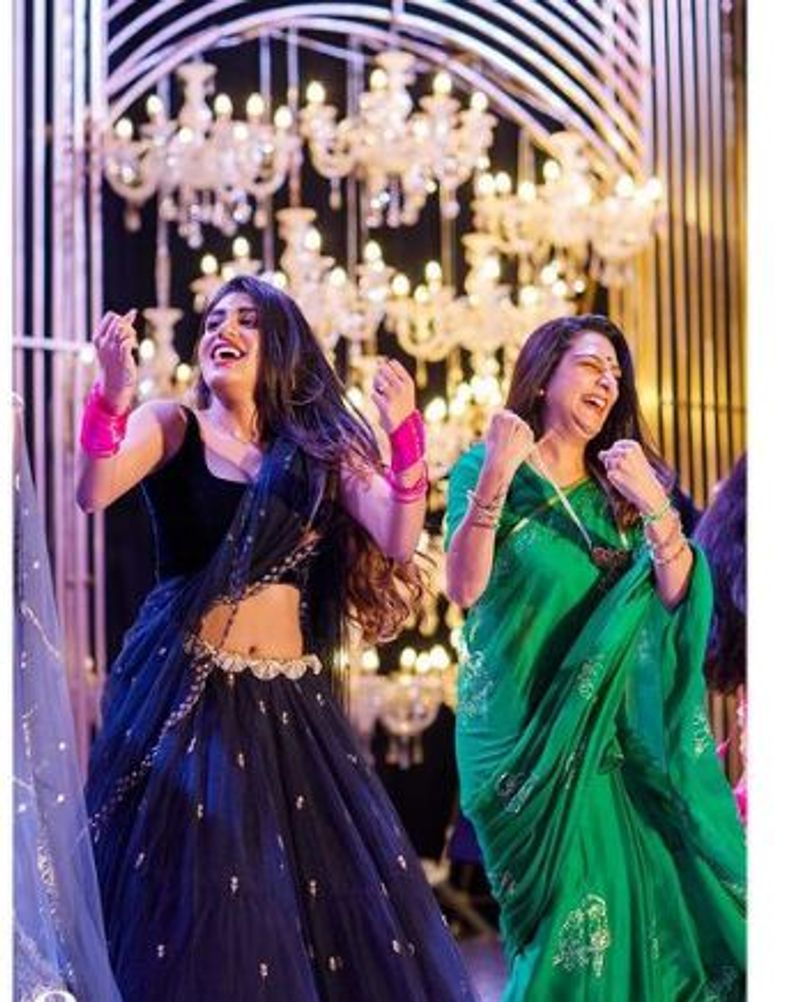 ఇక ఇటు సురేఖా వాణి, అటు సుప్రిత సోషల్ మీడియాలో విపరీతమైన ఫాలోయింగ్ని మెయింటేన్ చేస్తున్నారు. వీరి ఫోటోలకు డిమాండ్ ఎక్కువ. వాటిని వైరల్ చేస్తూ సందడి చేస్తుంటారు. అందుకు తగ్గట్టుగానే సురేఖా వాణి పొట్టి డ్రెస్సులో కూతురుకే పోటీ ఇస్తుంది.