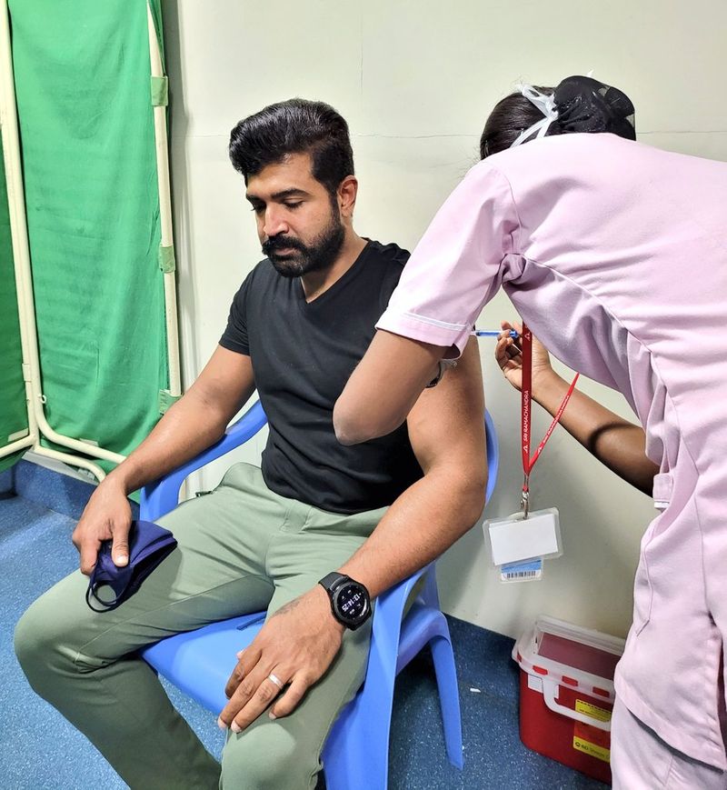இவரை தொடர்ந்து, தற்போது முன்னணி நடிகர்களில் ஒருவராக இருந்து வரும், அருண் விஜய் கொரோனாவிற்கு எதிரான முதல் டோஸ் தடுப்பூசியை போட்டுகொண்டுள்ளார். இந்த புகைப்படமும் வெளியாகி வைரலாகி வருகிறது.