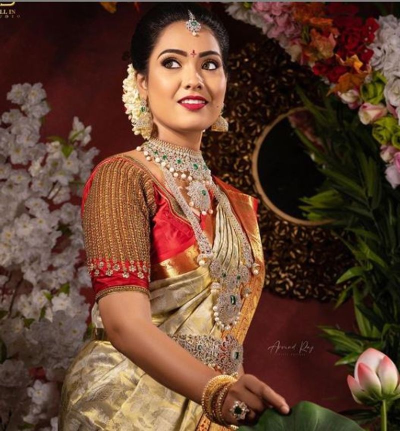 ஜொலிக்கும் பட்டு புடவையில் மிளிரும் அழகு 