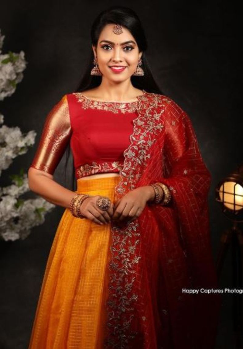 மஞ்சள் சிவப்பு காமினேஷனில், சிலிர்க்க வைக்கும் அழகு தேவதை