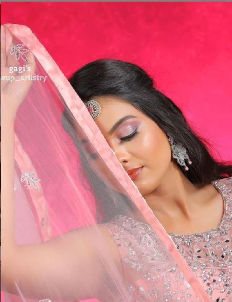 பிங்க் நிற உடையில் பேரழகு 