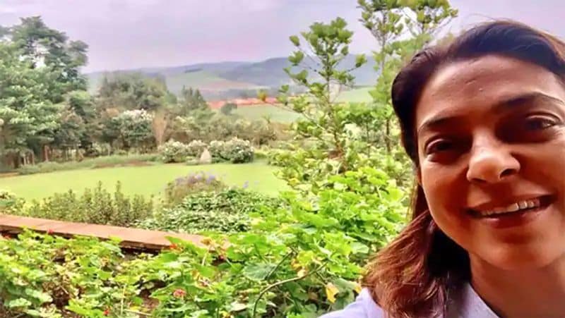 పట్టణవాసులకంటే.. రైతులకే పంట పండించడం ఎక్కువగా తెలుస్తుందని ఆమె నమ్మకం. అందుకే వారికే అప్పగించారు. అక్కడ కేవలం ఆర్గానికి పంటలను మాత్రమే పండిస్తున్నట్లు ఆమె చెప్పారు.