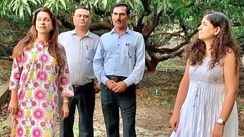 ముంబయికి సమీపంలో ఈ ఫామ్ హౌస్ ఉంది. దీంట్లో జూహీ చావ్లా కుటుంబసభ్యులు ఆర్గానిక్ ఫామింగ్ చేస్తున్నారు. కొంత స్థలాన్ని ఆమె వ్యవసాయం చేసుకునేందుకు పొలాలులేని రైతులకు ఇచ్చారు.