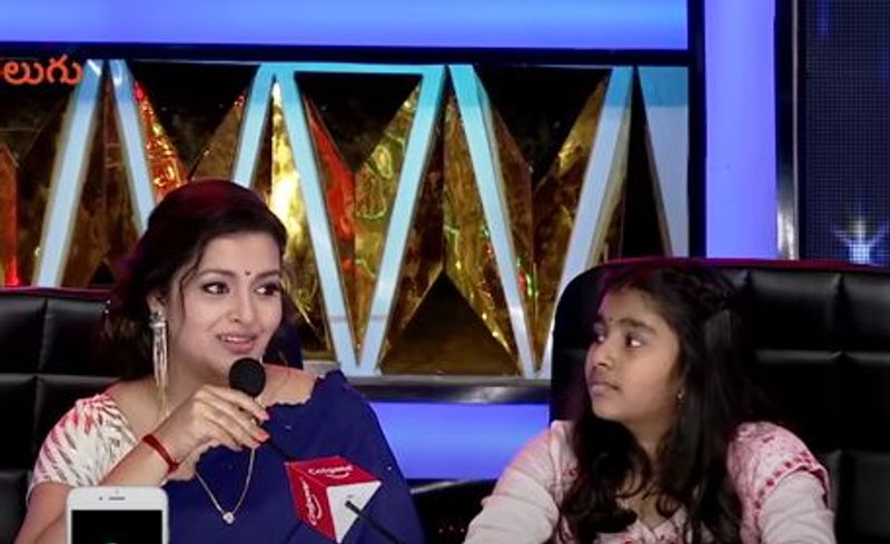 పవర్ స్టార్ పవన్ కళ్యాణ్ మాజీ భార్య రేణు దేశాయ్ ఆయన్నుంచి విడాకులు పొందిన తర్వాత కొన్నాళ్లు సైలెంట్గా ఉంది. ఇటీవల తిరిగి మీడియా ముందుకొస్తూ తన బాధని, స్ట్రగుల్స్ ని పంచుకుంటోన్న విషయం తెలిసిందే. సోషల్ మీడియాలోనూ యాక్టివ్గా ఉంటోంది.