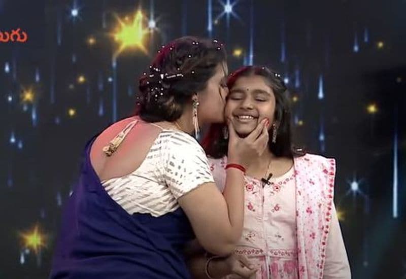 ఈ సందర్భంగా ఆద్య రాకని వర్ణిస్తూ నువ్వు ఈ రోజుని ఎప్పటికీ బిగ్ డేగా మార్చావని చెబుతో ఎమోషనల్ అయ్యింది రేణు దేశాయ్. దీనికి ఆద్య స్పందిస్తూ, `మమ్మీ ఈజ్ బెస్ట్ మామ్ ఎవర్ అంటూ చెప్పడం అందరిని ఆకట్టుకుంది.
