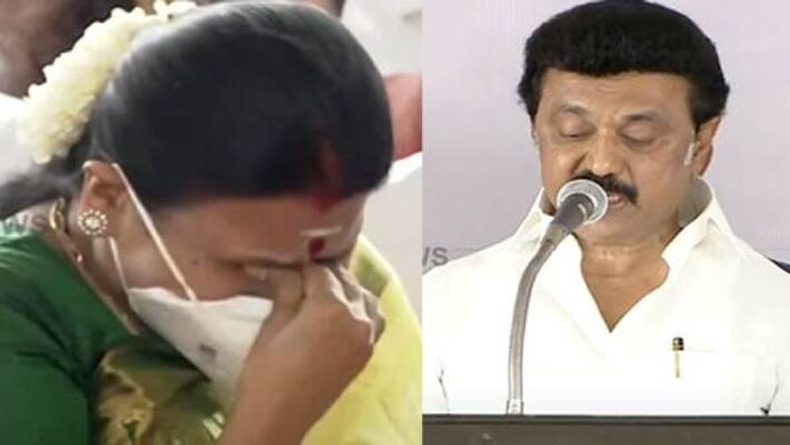 MK Stalin takes oath as Tamil Nadu chief minister durga stalin extrem happiness tears video MK Stalin takes oath as Tamil Nadu chief minister durga stalin extrem happiness tears video