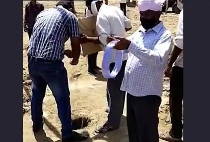 सूचना मिलने पर प्रशासन हरकत में आ गया। बच्चा बोरवेल में नजर आ रहा था,जो कुछ बोल भी रहा है। ऐसे में आनन-फानन में ऑक्सीजन सिलेंडर की व्यवस्था की और एक नली के माध्यम से बोरवेल में ऑक्सीजन छोड़ना शुरू कराया। 